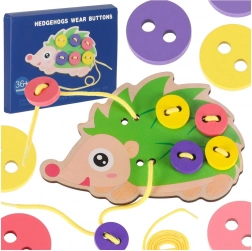 Drevený prevliekací ježko s gombíkmi – edukačná hračka pre jemnú motoriku