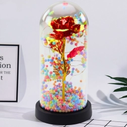 Večná ruža v kupole s LED osvetlením a farebnými guľôčkami červená