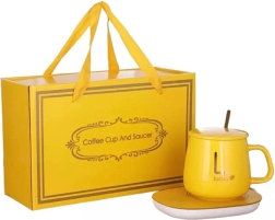 Elektrický ohrievač nápojov so žltým hrnčekom a lyžičkou