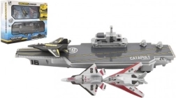 Lietadlová loď s modelmi stíhačiek