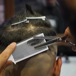 Profesionálny biely kadernícky hrebeň na strih a zosvetľovanie s ergonomickou rukoväťou