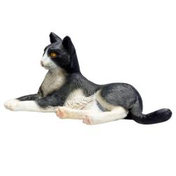 Čiernobiela ležiaca mačka Mojo