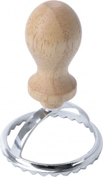 Kruhový vykrajovač na ravioli a pirohy s drevenou rukoväťou