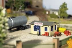 Piko Hobby obchod s olejmi Günther – stavebnica H0