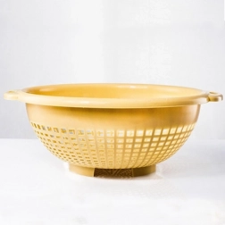 Plastové cedidlo s úchytmi – poľský výrobok