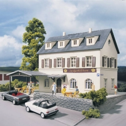 Piko Hobby vidiecky hostinec Koruna H0 stavebnica