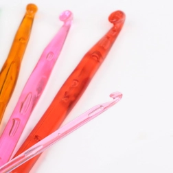 Sada 22 háčikov na háčkovanie v praktickom puzdre