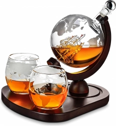 Darčeková sada na whisky s karafou v tvare glóbusu 850 ml a dvoma pohármi s gravírovaním