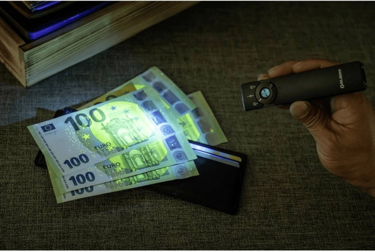 UV svetlo na kontrolu bankoviek a dokumentov