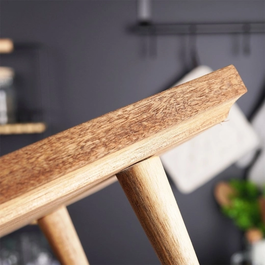 Masívne akáciové drevo