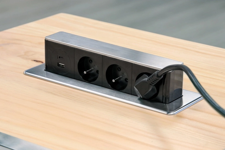 3× 230 V s detskou poistkou (až 3680 W)