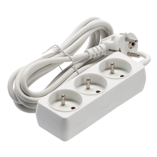 Tri uzemnené zásuvky