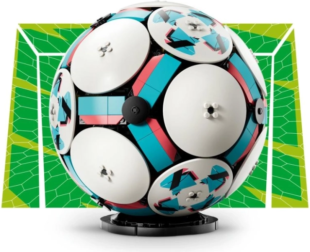 Štýlové vystavenie s čiernym podstavcom