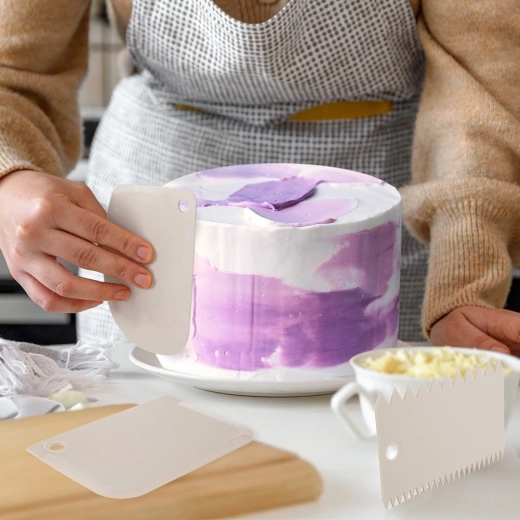 Hladké aj zúbkované hrany na precízne zdobenie