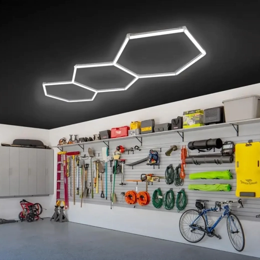 LED hexagonálny stropný panel 247 × 98 cm, 125 W, 6500K pre garáž, dielňu a interiér