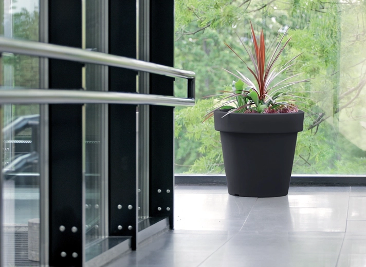 Odolný a stabilný na von aj dnu