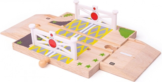 Drevený železničný prejazd s bránkami pre drevené autodráhy