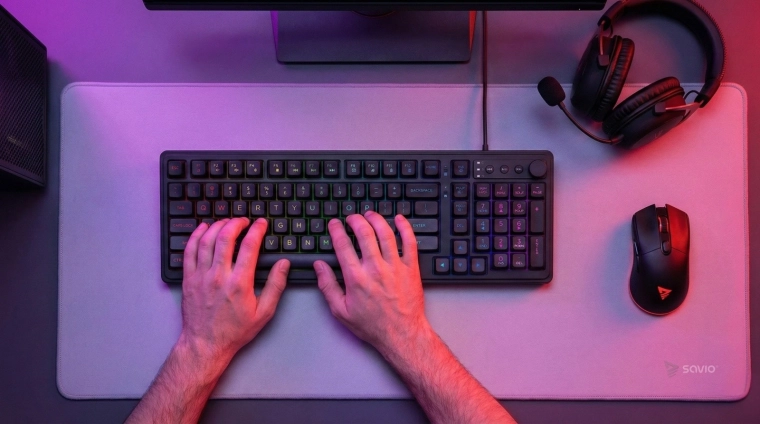 Tiché membránové spínače a odolné ABS klávesy