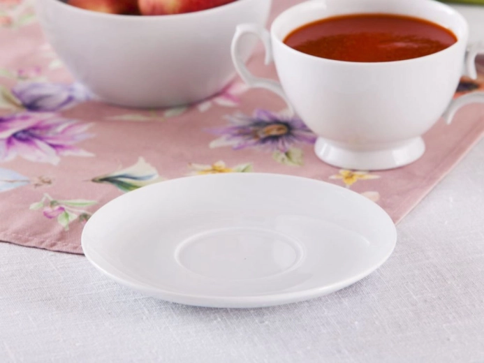 Elegantný biely porcelán s vysokým leskom