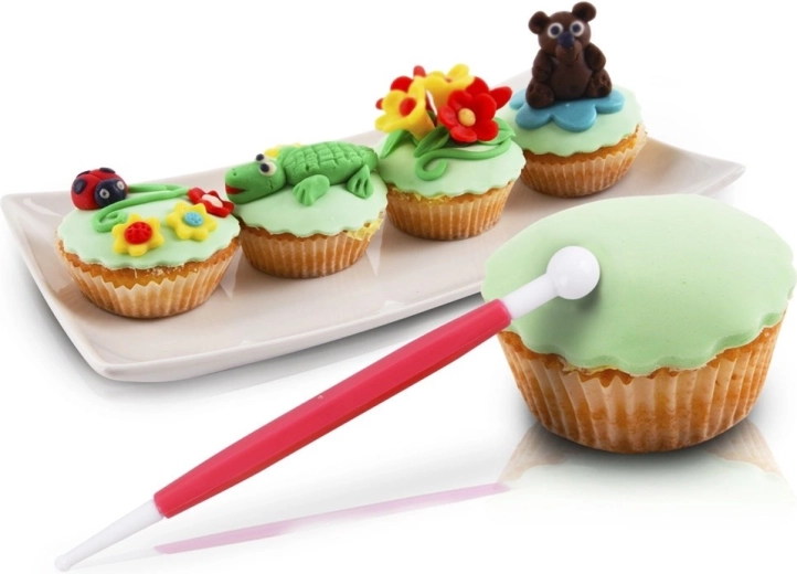 Jemné detaily kvetov a figúrok