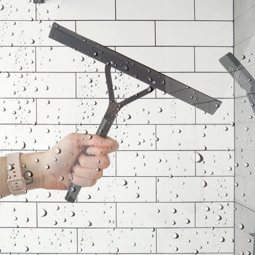 Ergonomické stieranie na sprche aj oknách