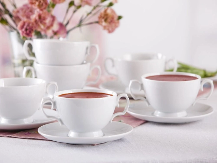 Nadčasový biely porcelán pre elegantné servírovanie