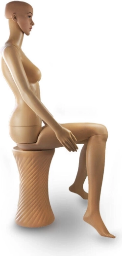 Realistické proporcie zvýraznia padnutie odevu