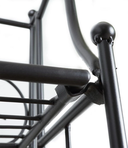 Pevná kovová konštrukcia s matným povrchom