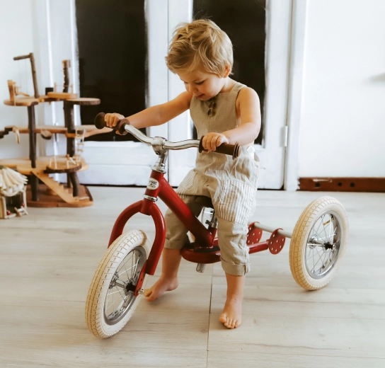 Odolná oceľ a kvalitné 12" kolesá pre plynulú jazdu