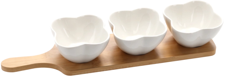Sada 3 porcelánových misiek v tvare štvorlístka na bambusovej tácke