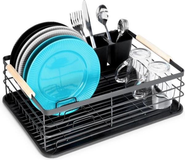 Premyslené usporiadanie pre 10 tanierov a poháre