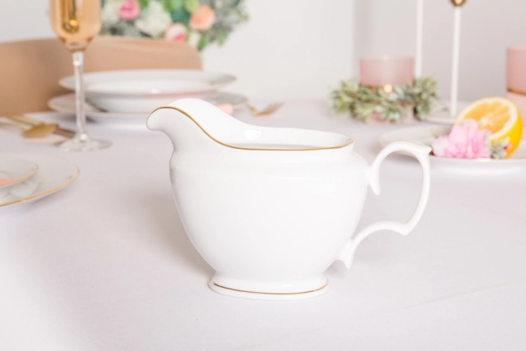 Nadčasová biela porcelánová elegancia