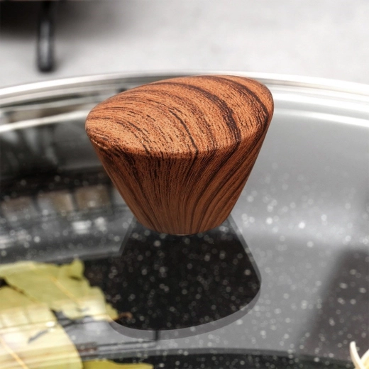 Pohodlný úchop s dreveným vzhľadom a odvzdušnením pary