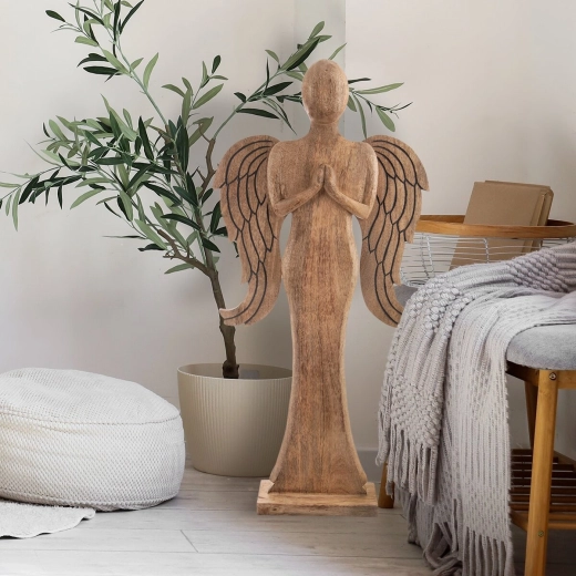 Elegantná dekorácia s jemným vyrezávaným detailom
