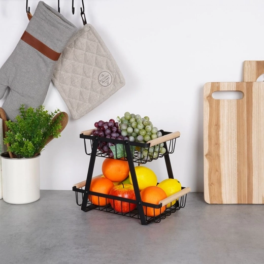 Pevná kovová konštrukcia s drevenými úchytmi