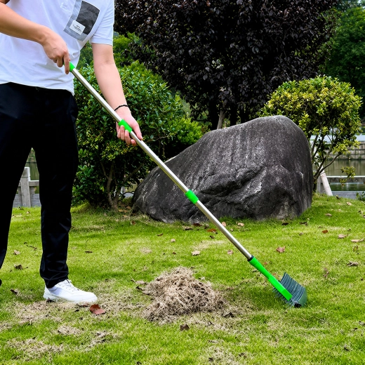 Vyčesávanie suchej trávy a trávnej plsti