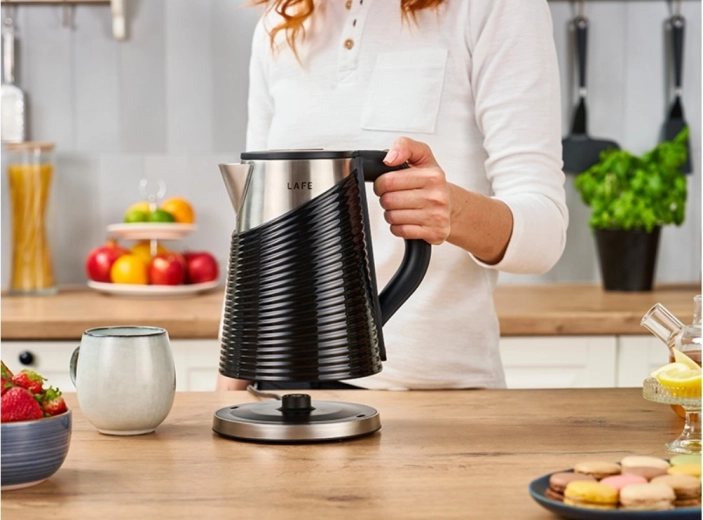 Pohodlné nalievanie a 360° otočná základňa