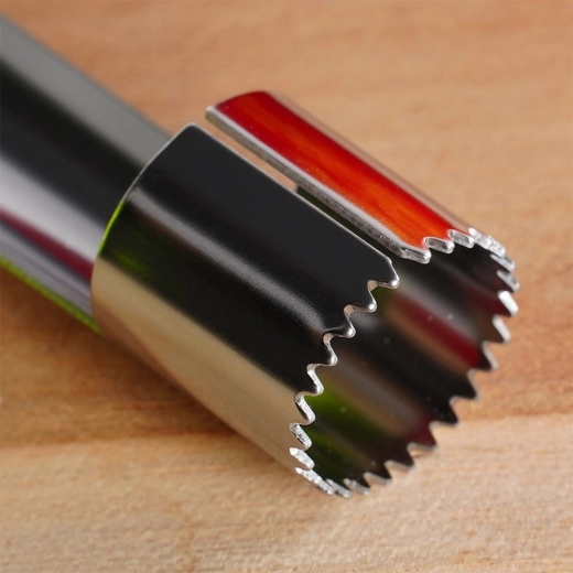 Ostrý zúbkovaný okraj pre čistý rez