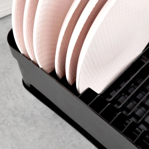 Miesto až pre 11 tanierov a priestor na hrnčeky