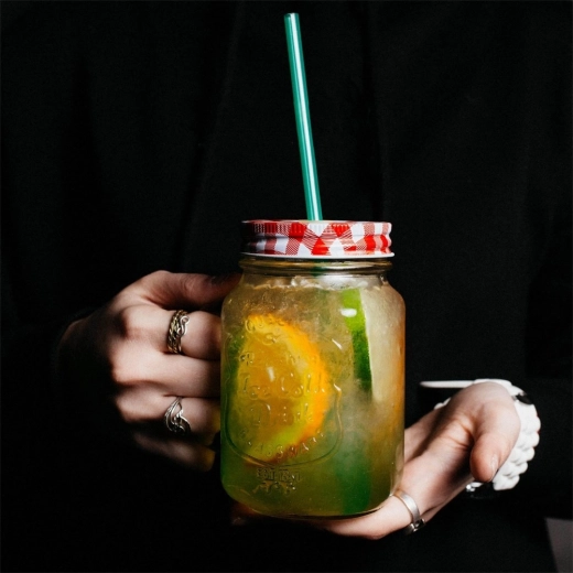 Štýlové servírovanie s ochranou proti rozliatiu