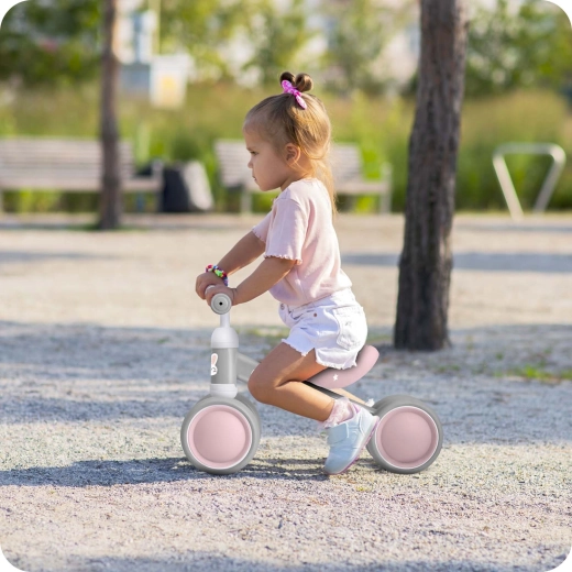 Stabilná trojkolová konštrukcia pre prvé krôčiky