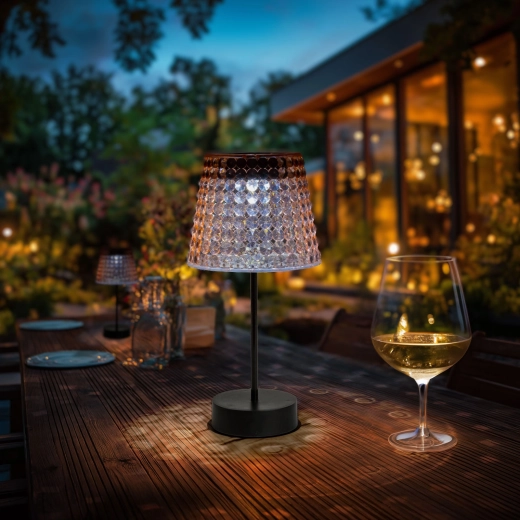 Poškodená ružová solárna stolová lampa so studeným bielym LED svetlom