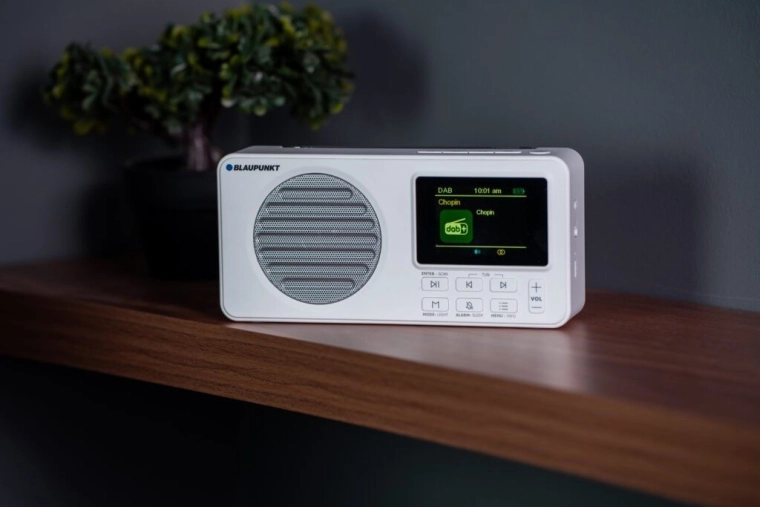 Mobilné rádio s budíkom