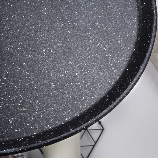 Neprilnavý granitový povrch pre jednoduché obracanie