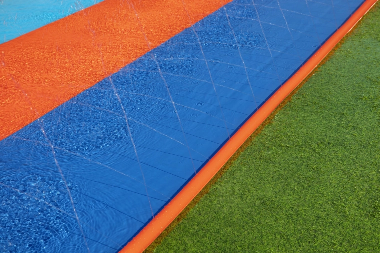 Stály vodný film pre rýchly šmyk