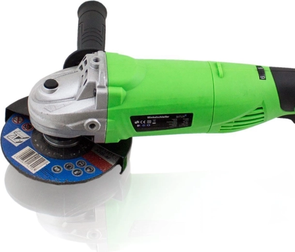 Výkonný motor 950 W a kovová hlava