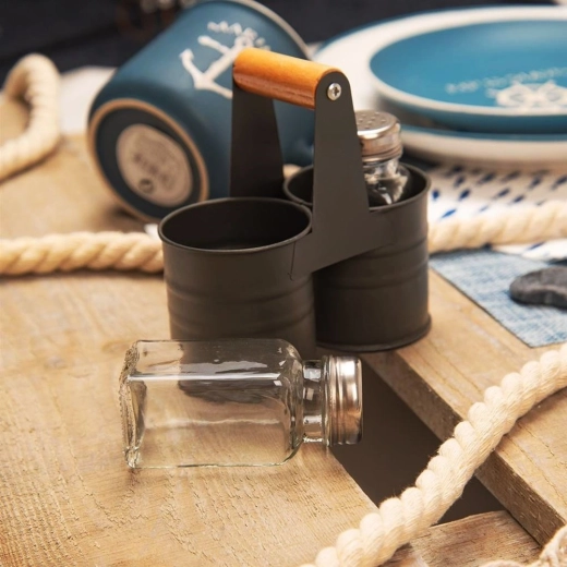 Praktický kovový stojan s drevenou rukoväťou