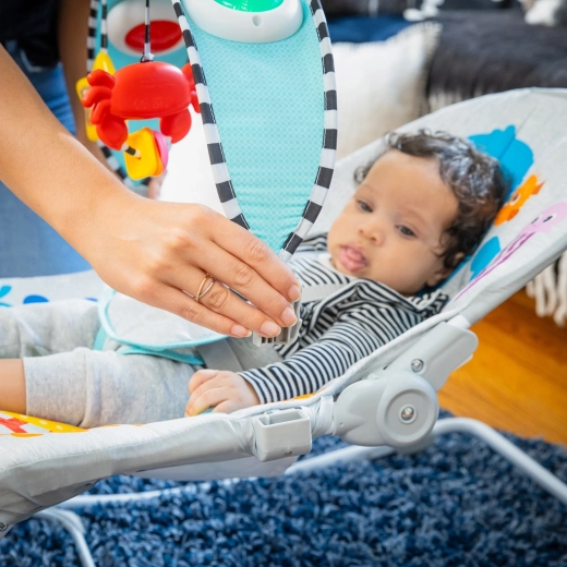 Odnímateľný oblúk s visiaci­mi hračkami