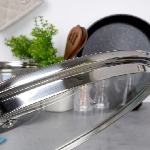 Nerezová obruba a vysoký rant pre tesné priľnutie