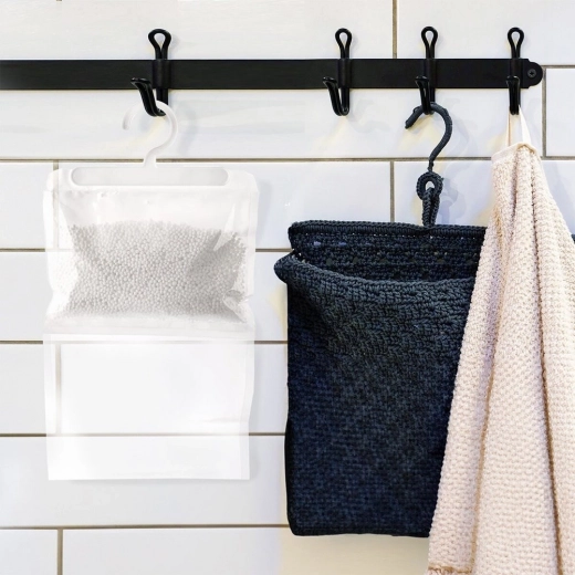 Jednoduché zavesenie do skrine aj kúpeľne